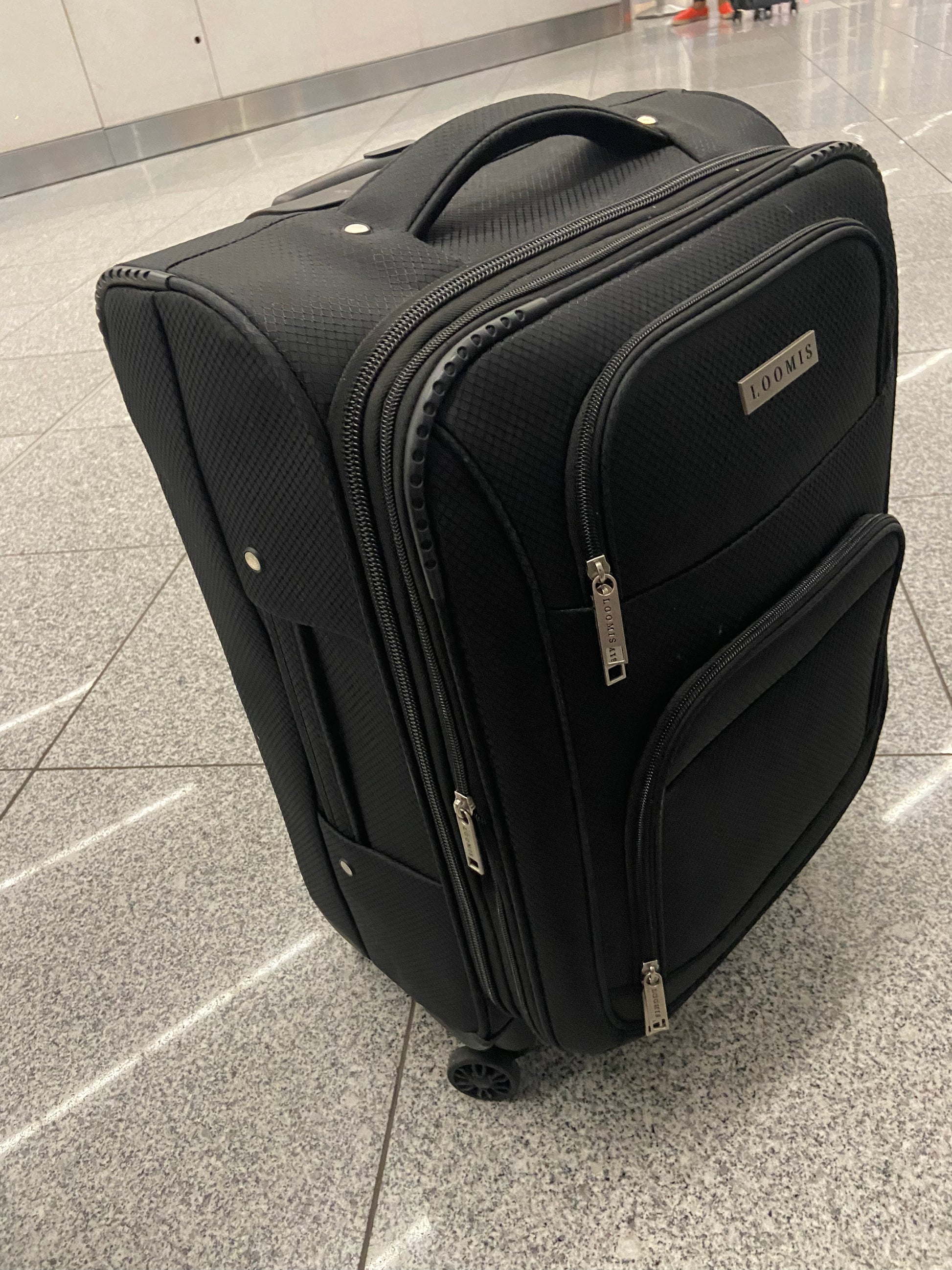 Loomis Expandable Lightweight Black Carry-On Spinner Luggage - 20 inch. Best Carryon and check in luggage with wheels. Best suitcase with wheels. Black carryon luggage. Black Checkin luggage 25 inch. Affordable durable luggage